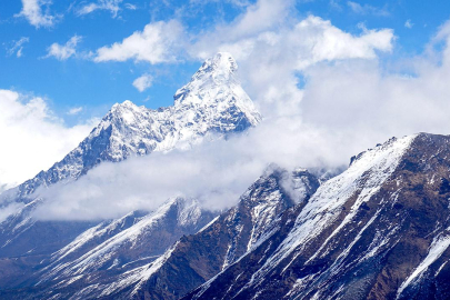 Everest Dağı'na bir günde 274 dağcı tırmanarak rekor kırdı