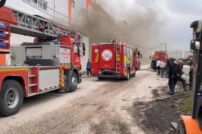 Koltuk fabrikasında korkutan yangın: 2 kişi dumandan etkilendi