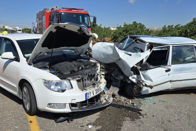 Otomobiller kafa kafaya çarpıştı: Sürücüler yaralandı
