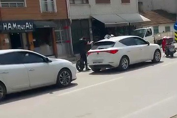 Bursa'da yol verme kavgasında tansiyon yükseldi araya vatandaşlar girdi