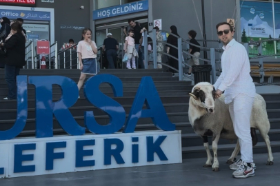 Bayramda keseceği koçla teleferik keyfi yaptı