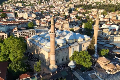 Bursa'da bayram coşkusu tarihi camilerde yaşandı