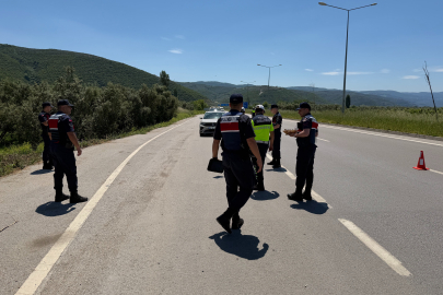 Jandarmadan durdurduğu sürücülere ceza yerine çikolata