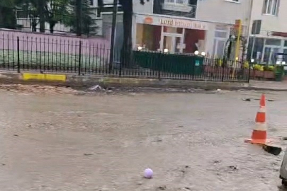 Bursa'nın o ilçesinde sağanak etkili oldu, yollar göle döndü