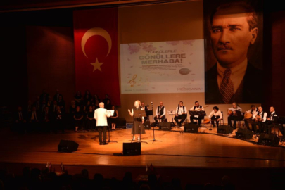 Şifa veren eller, Türk halk müziği konseriyle mest etti