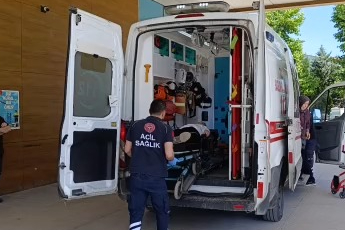 Devrilen elektrikli motosikletteki 3 kişi yaralandı
