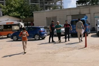 5 bıçak darbesiyle kuzenini yaralayan şahıs tutuklandı