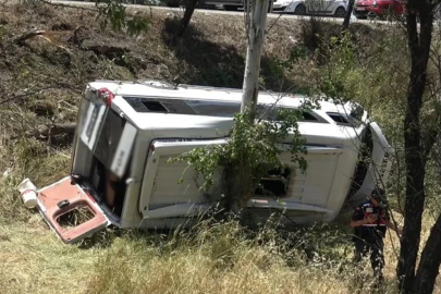 Minibüs şarampole yuvarlandı: 14 kişi yaralandı