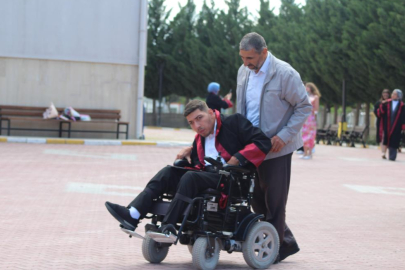 Engel tanımayan azmiyle okulundan mezun oldu