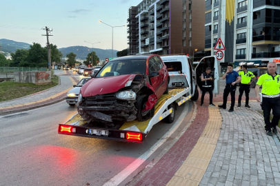 Bursa'da kontrolden çıkan araç kaza yaptı!