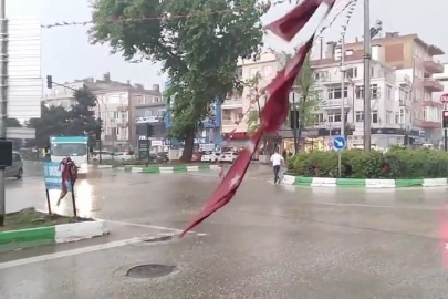 Bursa'da sel...Duyarlı vatandaşlar sele rağmen yırtılan Türk Bayrağını yerden kaldırdı