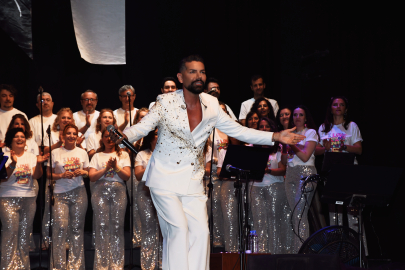 Bursa’da sanat dolu gece: Mehmet Çevik performansıyla alkış topladı