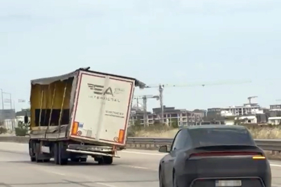 Bursa'da faciaya ramak kaldı! Yana yatan dorseyle trafikte ilerledi