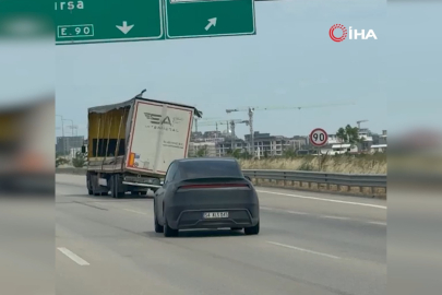 Bursa'da faciaya ramak kaldı! Yana yatan dorseyle trafikte ilerledi