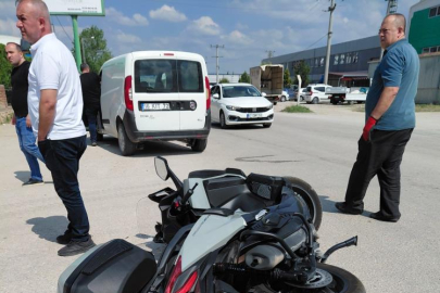 Otomobille çarpışan motosikletli yaralandı: Kaza anı kamerada