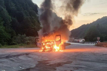 Bursa’da seyir halindeki tır alev aldı! 