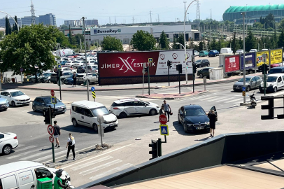 Bursa’nın işlek caddesinde kaza! Odunluk’ta iki araç çarpıştı