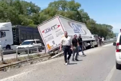 Bursa’da seyir halindeki tır devrildi: Kaza ucuz atlatıldı
