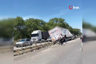Bursa’da seyir halindeki tır devrildi: Kaza ucuz atlatıldı