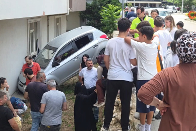 Bursa'da facianın eşiğinden dönüldü: Otomobil apartman bahçesine uçtu
