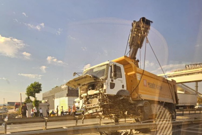 Hafriyat kamyonu refüje girdi, trafik felç oldu