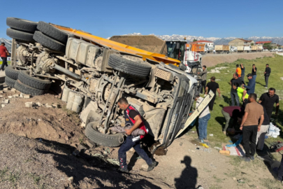 Hakkari'de yolcu minibüsü ile kamyon çarpıştı: 2 ölü