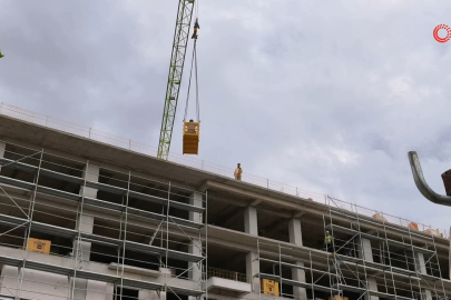 İnegöl'de nefes kesen kurtarma: Yaralı işçi vinçle zemine alındı