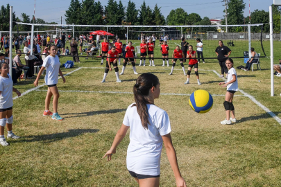Osmangazi’de mini voleybol şenliği: 1500 kız çocuğu sporla buluştu