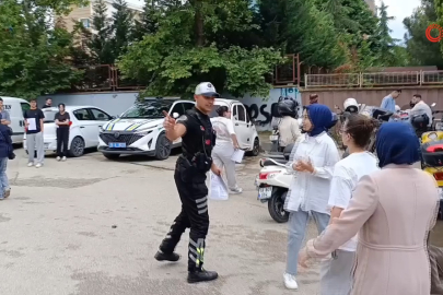 İnegöl’de YKS’de zamanla yarış: Okulu karıştıran öğrenciye polis yardımı