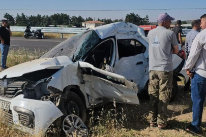 YKS'ye giden öğrencilerin bulunduğu otomobil tırla çarpıştı: 2 yaralı